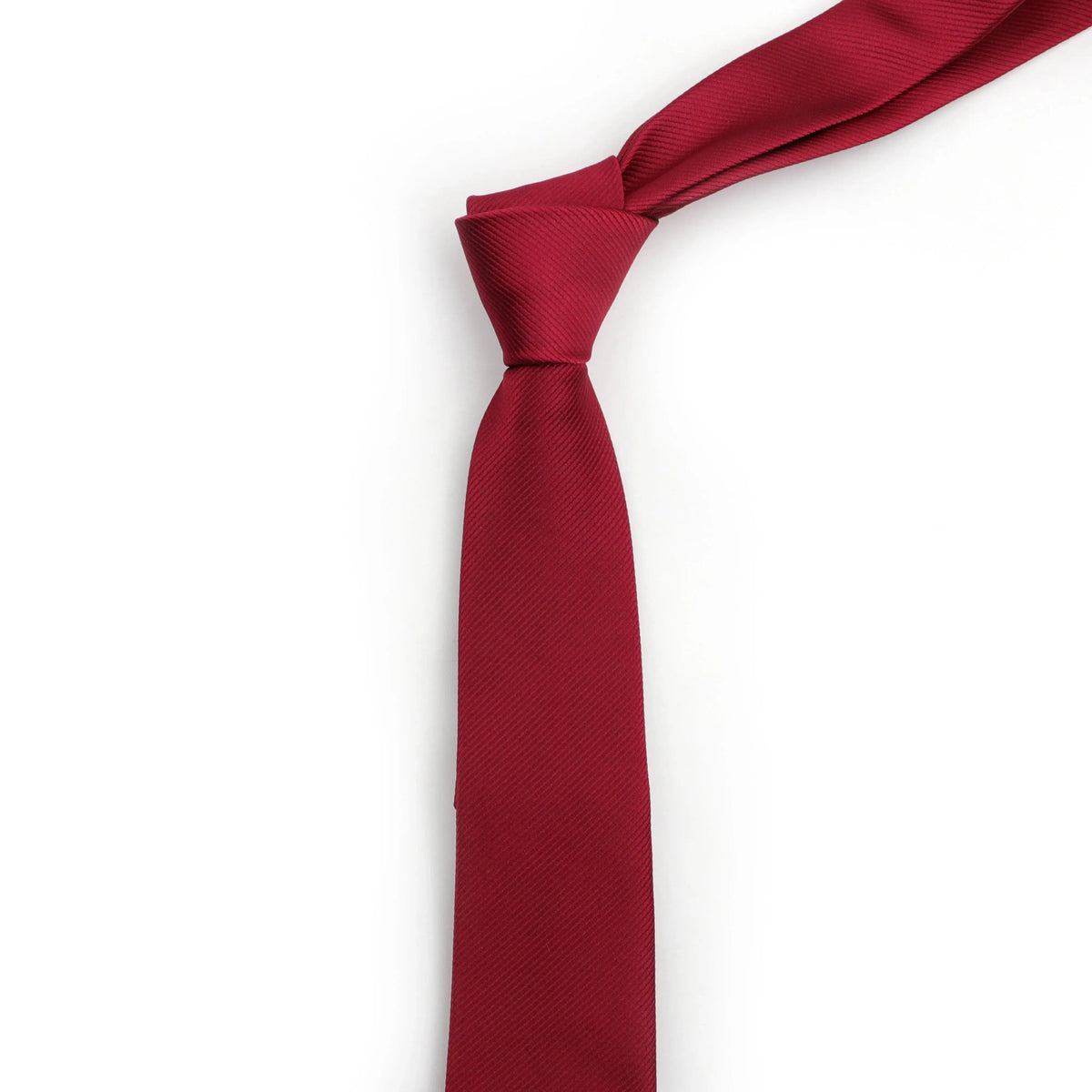 Gravata Executiva Romenzi RZ454 com design clean e moderno, perfeita para homens que valorizam estilo discreto e requinte em ocasiões formais.
