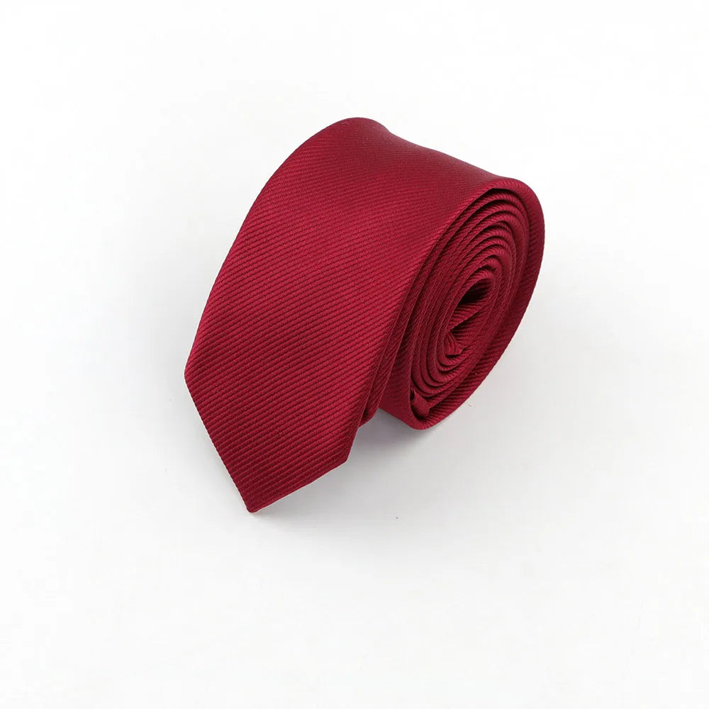 Gravata Executiva Romenzi RZ454 com design clean e moderno, perfeita para homens que valorizam estilo discreto e requinte em ocasiões formais.