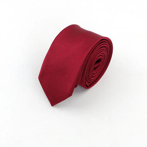 Gravata Executiva Romenzi RZ454 com design clean e moderno, perfeita para homens que valorizam estilo discreto e requinte em ocasiões formais.