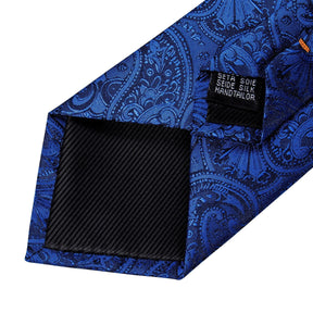 Conjunto com Gravata Romenzi Estampada RZ455, broche, anel e acessórios, ideal para ocasiões especiais e visuais refinados com personalidade.