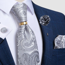 Conjunto com Gravata Romenzi Estampada RZ455, broche, anel e acessórios, ideal para ocasiões especiais e visuais refinados com personalidade.