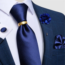Gravata Romenzi Fortuna RZ451 com conjunto de broche e anel. Estilo refinado, toque acetinado e visual impactante para o homem moderno
