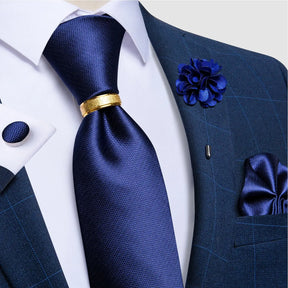 Gravata Romenzi Fortuna RZ451 com conjunto de broche e anel. Estilo refinado, toque acetinado e visual impactante para o homem moderno