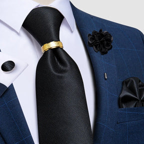 Gravata Romenzi Fortuna RZ451 com conjunto de broche e anel. Estilo refinado, toque acetinado e visual impactante para o homem moderno