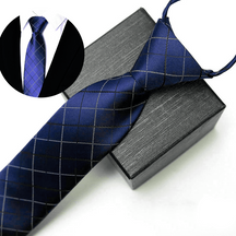 Gravata Romenzi Lumière RZ456, peça de acabamento impecável e toque suave, ideal para looks marcantes e cheios de distinção.
