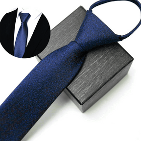 Gravata Romenzi Lumière RZ456, peça de acabamento impecável e toque suave, ideal para looks marcantes e cheios de distinção.