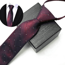 Gravata Romenzi Lumière RZ456, peça de acabamento impecável e toque suave, ideal para looks marcantes e cheios de distinção.