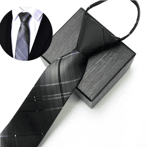 Gravata Romenzi Lumière RZ456, peça de acabamento impecável e toque suave, ideal para looks marcantes e cheios de distinção.
