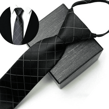 Gravata Romenzi Lumière RZ456, peça de acabamento impecável e toque suave, ideal para looks marcantes e cheios de distinção.
