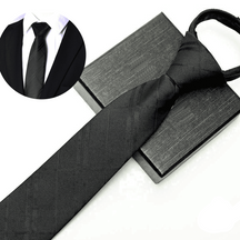 Gravata Romenzi Lumière RZ456, peça de acabamento impecável e toque suave, ideal para looks marcantes e cheios de distinção.