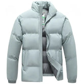 Jaqueta Acolchoada Masculina Romenzi High RZ239 com design clássico, isolamento térmico e estilo atemporal para conforto e sofisticação em dias frios.