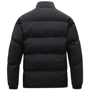 Jaqueta Acolchoada Masculina Romenzi High RZ239 com design clássico, isolamento térmico e estilo atemporal para conforto e sofisticação em dias frios.
