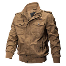 Jaqueta Aviador Masculina Romenzi RZ039, com design moderno, bolsos com lapela e fechamento em zíper. Conforto, resistência e estilo versátil.