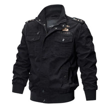 Jaqueta Aviador Masculina Romenzi RZ039, com design moderno, bolsos com lapela e fechamento em zíper. Conforto, resistência e estilo versátil.