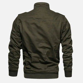 Jaqueta Aviador Masculina Romenzi RZ039, com design moderno, bolsos com lapela e fechamento em zíper. Conforto, resistência e estilo versátil.