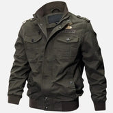 Jaqueta Aviador Masculina Romenzi RZ039, com design moderno, bolsos com lapela e fechamento em zíper. Conforto, resistência e estilo versátil.