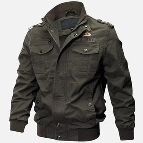 Jaqueta Aviador Masculina Romenzi RZ039, com design moderno, bolsos com lapela e fechamento em zíper. Conforto, resistência e estilo versátil.