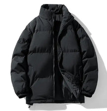 Jaqueta Bobojaco Masculina Romenzi Westcoast RZ240 com design básico e elegante. Ideal para dias frios, oferecendo conforto, proteção e durabilidade.