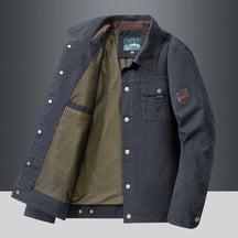 Jaqueta Bomber Masculina Romenzi Mountain RZ321 em tecido leve, respirável e com design moderno. Elegância e conforto para o dia a dia.