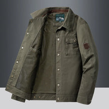 Jaqueta Bomber Masculina Romenzi Mountain RZ321 em tecido leve, respirável e com design moderno. Elegância e conforto para o dia a dia.