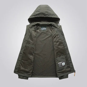 Jaqueta Corta Vento Impermeável Romenzi RZ040, tecido resistente, design ergonômico e proteção contra vento e chuva. Ideal para aventuras ao ar livre.
