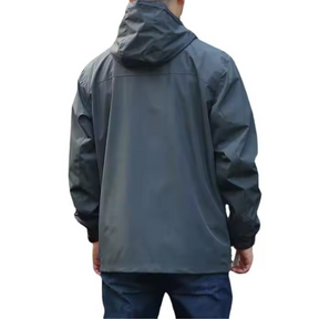 Jaqueta Corta Vento Masculina Romenzi Pulse RZ231 em cinza claro, design moderno e proteção contra chuva e vento.