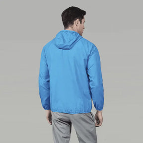 Jaqueta Corta Vento Masculina Romenzi Running RZ249 com design moderno, proteção UV, capuz ajustável e conforto em todas as condições climáticas.
