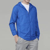 Jaqueta Corta Vento Masculina Romenzi Running RZ249 com design moderno, proteção UV, capuz ajustável e conforto em todas as condições climáticas.