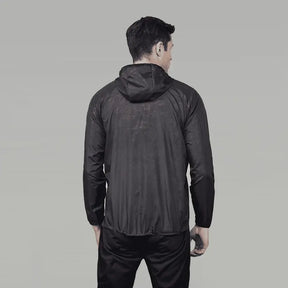 Jaqueta Corta Vento Masculina Romenzi Running RZ249 com design moderno, proteção UV, capuz ajustável e conforto em todas as condições climáticas.