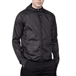 Jaqueta Corta Vento Masculina Romenzi Running RZ249 com design moderno, proteção UV, capuz ajustável e conforto em todas as condições climáticas.