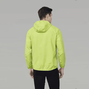 Jaqueta Corta Vento Masculina Romenzi Running RZ249 com design moderno, proteção UV, capuz ajustável e conforto em todas as condições climáticas.
