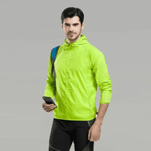 Jaqueta Corta Vento Masculina Romenzi Running RZ249 com design moderno, proteção UV, capuz ajustável e conforto em todas as condições climáticas.