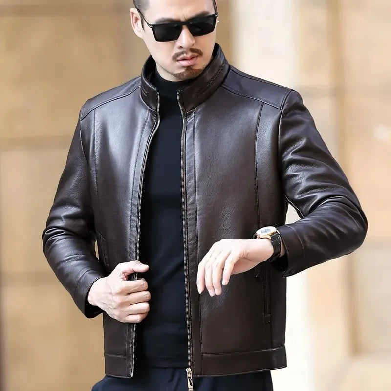 Jaqueta de Couro Masculina Romenzi Keanu RZ228 confeccionada em couro de alta qualidade, combinando sofisticação e conforto para todas as ocasiões.