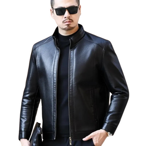 Jaqueta de Couro Masculina Romenzi Keanu RZ228 confeccionada em couro de alta qualidade, combinando sofisticação e conforto para todas as ocasiões.