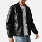 Jaqueta de Couro Masculina Romenzi RZ028 com design slim fit e acabamento refinado, ideal para estilo e praticidade.
