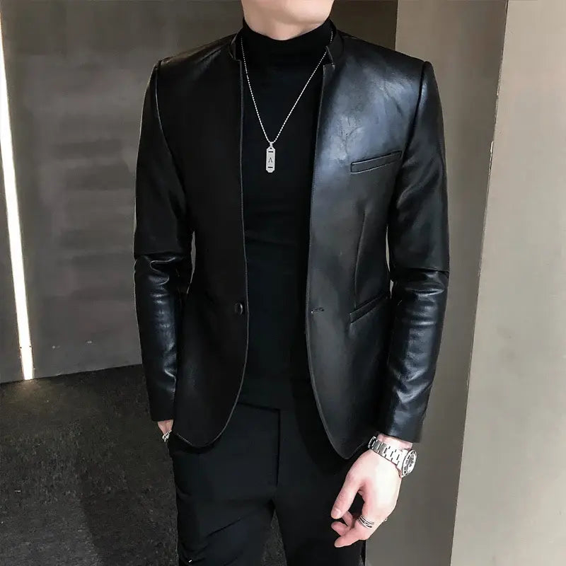 Jaqueta de Couro Masculina Romenzi RZ150 com design clássico, couro premium e costuras reforçadas para um estilo sofisticado.