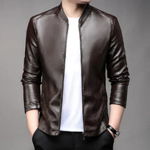 Jaqueta de Couro Masculina Romenzi RZ151 com design clássico, couro premium e caimento perfeito para um estilo sofisticado.