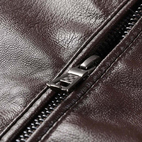 Jaqueta de Couro Masculina Romenzi RZ151 com design clássico, couro premium e caimento perfeito para um estilo sofisticado.
