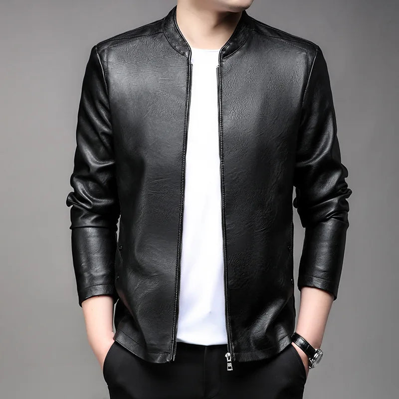 Jaqueta de Couro Masculina Romenzi RZ151 com design clássico, couro premium e caimento perfeito para um estilo sofisticado.