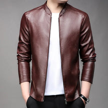 Jaqueta de Couro Masculina Romenzi RZ151 com design clássico, couro premium e caimento perfeito para um estilo sofisticado.