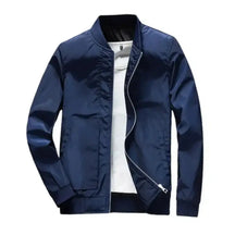 Jaqueta Impermeável Masculina Romenzi RZ029 com design versátil, proteção térmica e resistência a chuva e vento.