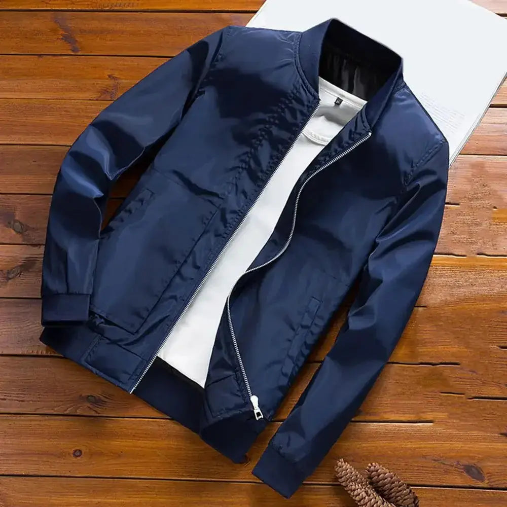 Jaqueta Impermeável Masculina Romenzi RZ173 com tecido resistente à água, isolamento térmico e design funcional para proteção e elegância.