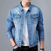 Jaqueta Jeans Denim Masculina Romenzi RZ153, confeccionada em material premium com costuras reforçadas e ajuste refinado para estilo clássico e durável.