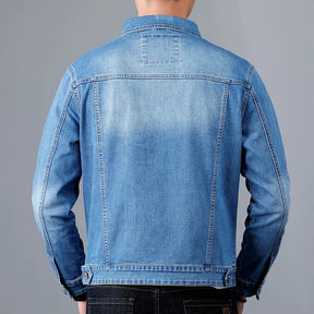 Jaqueta Jeans Denim Masculina Romenzi RZ153, confeccionada em material premium com costuras reforçadas e ajuste refinado para estilo clássico e durável.