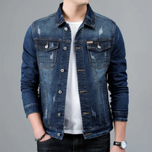 Jaqueta Jeans Denim Masculina Romenzi RZ153, confeccionada em material premium com costuras reforçadas e ajuste refinado para estilo clássico e durável.