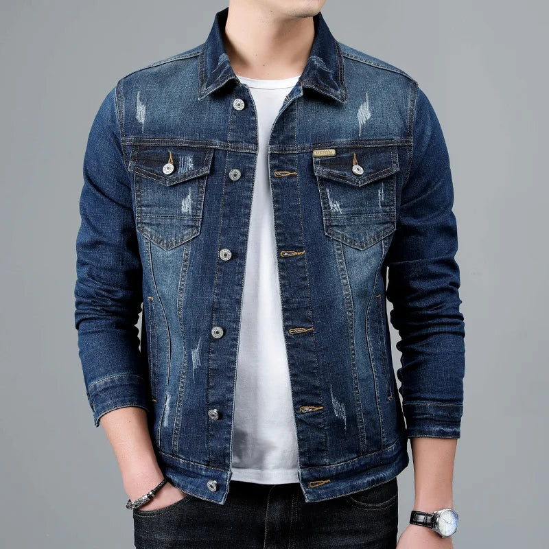 Jaqueta Jeans Denim Masculina Romenzi RZ153, confeccionada em material premium com costuras reforçadas e ajuste refinado para estilo clássico e durável.