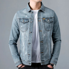 Jaqueta Jeans Denim Masculina Romenzi RZ153, confeccionada em material premium com costuras reforçadas e ajuste refinado para estilo clássico e durável.
