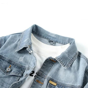 Jaqueta Jeans Denim Masculina Romenzi RZ153, confeccionada em material premium com costuras reforçadas e ajuste refinado para estilo clássico e durável.