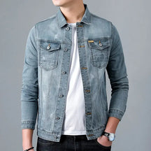 Jaqueta Jeans Denim Masculina Romenzi RZ153, confeccionada em material premium com costuras reforçadas e ajuste refinado para estilo clássico e durável.