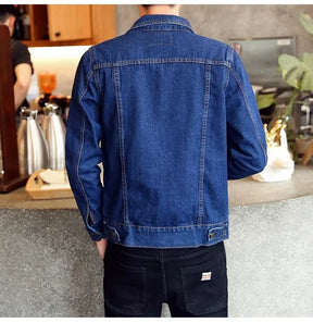 Jaqueta Jeans Masculina Casual Romenzi RZ159 em tecido denim premium, combinando proteção, conforto e estilo para diversas ocasiões.